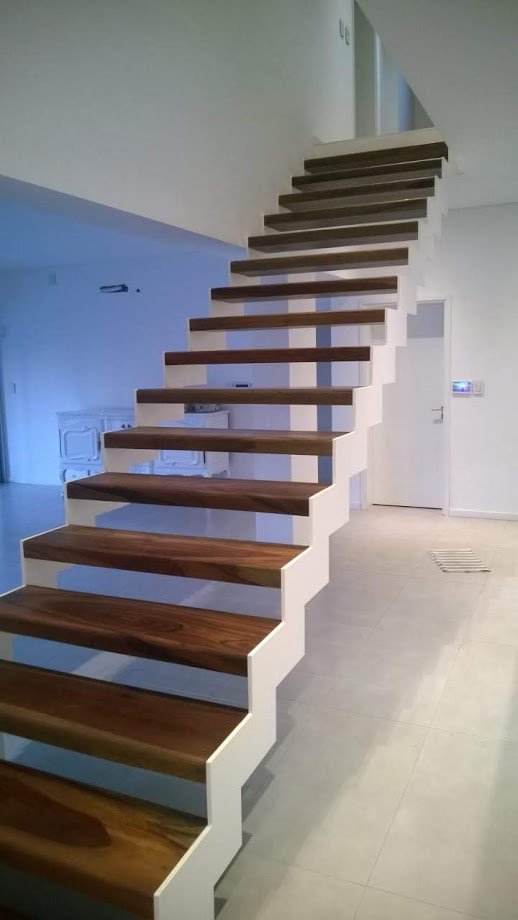Escalera interior con madera
