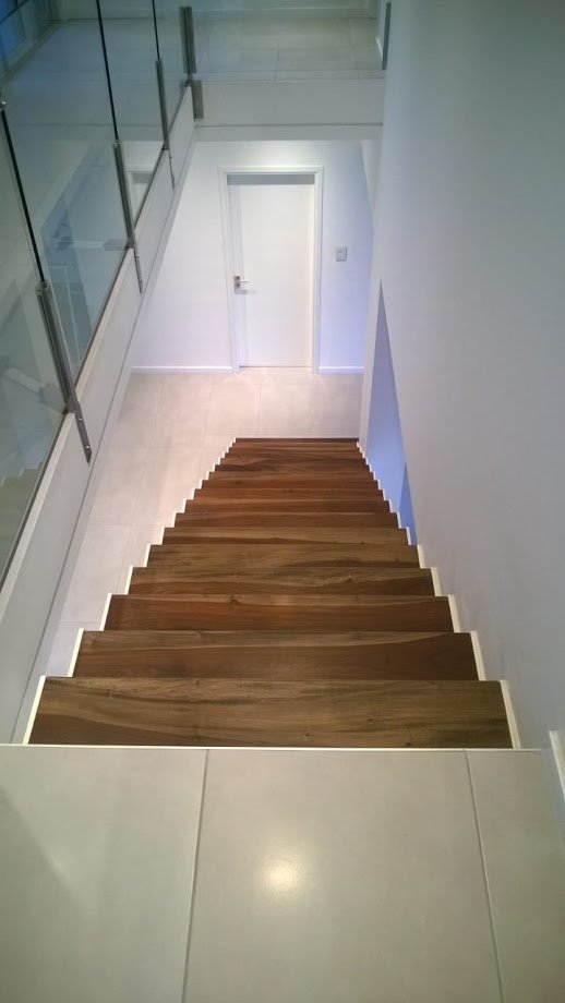 Escalera interior con madera